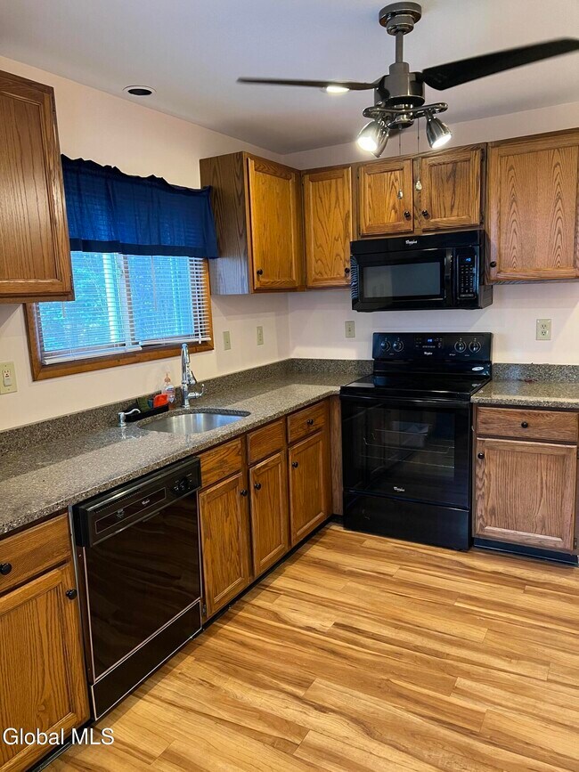 Foto del edificio - 43 Green Meadow Dr