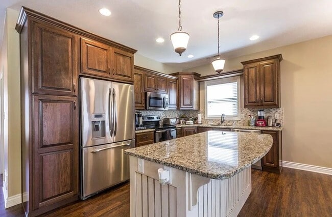 Building Photo - FANTASTIC HOME ON THE WEST SIDE! SCREENED-IN PORCH!