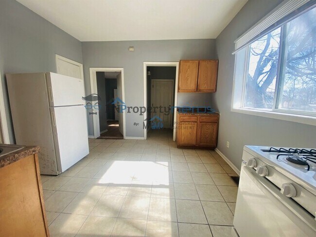 Building Photo - SPACIOUS 3bd/1br lower unit FOR RENT. Sect...