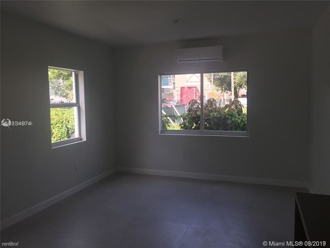 Foto del edificio - 245 NE 33rd St