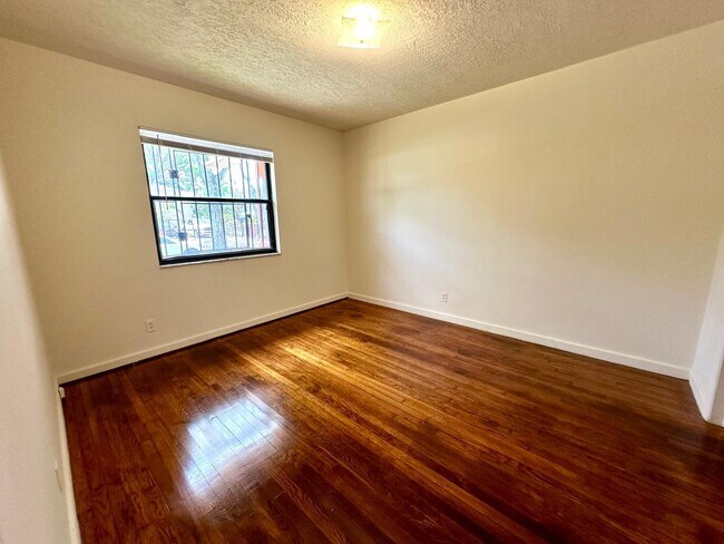 Building Photo - 405 55th St