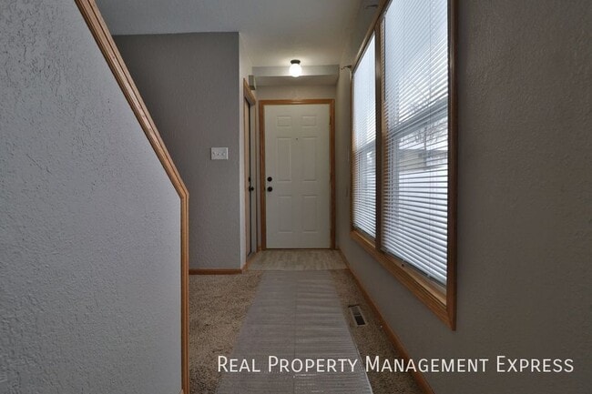 Building Photo - 3 Bedroom Duplex in Eastern Sioux Falls!