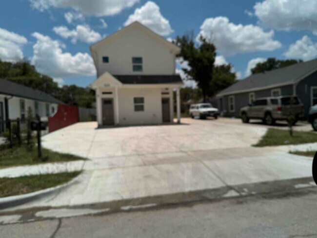 Building Photo - 525 W Beddell St