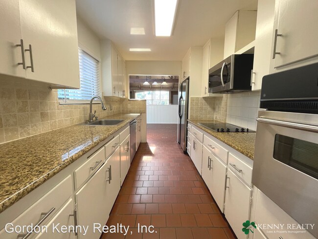 Foto del edificio - 4 br, 2 bath House - 1550 Brittan Avenue