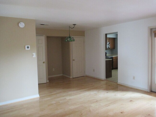 Foto del edificio - Bright and Cozy Two Bedroom Condo, One Blo...