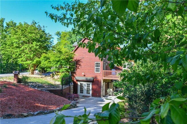 Building Photo - 495 Chicory Dr E