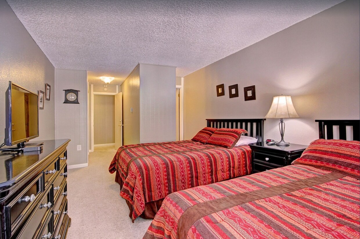 Foto principal - Mountain side condo! Hot tub! Underground ...
