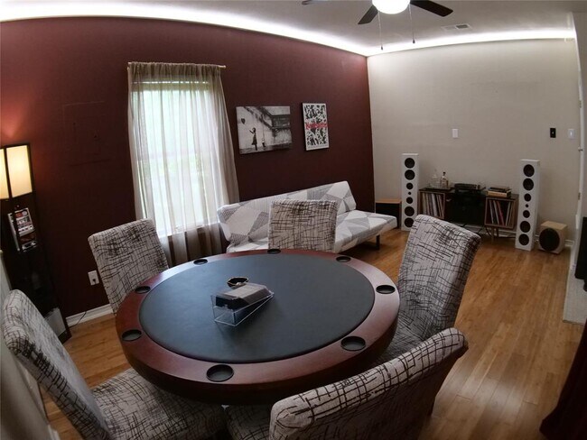 Foto del edificio - 10010 Wildflower Ln