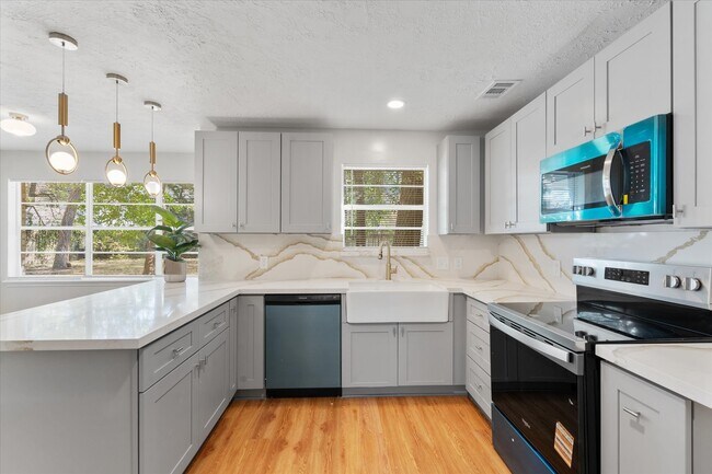 Foto del edificio - 3811 Woodbriar Dr