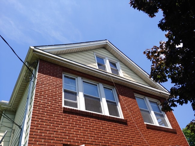 Este es un sótano muy grande con entrada independiente y todas las habitaciones son amplias: cocina grande, sala de estar grande, etc. - 123 Liberty St