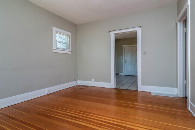 Foto del edificio - 923 Herbert Ave S