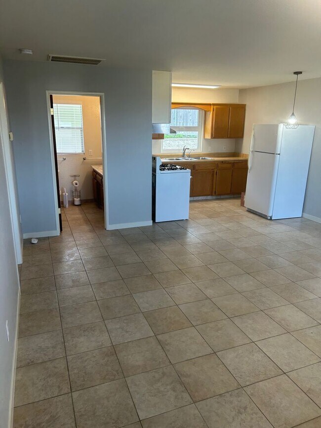 Building Photo - Large one bedroom with ocean views