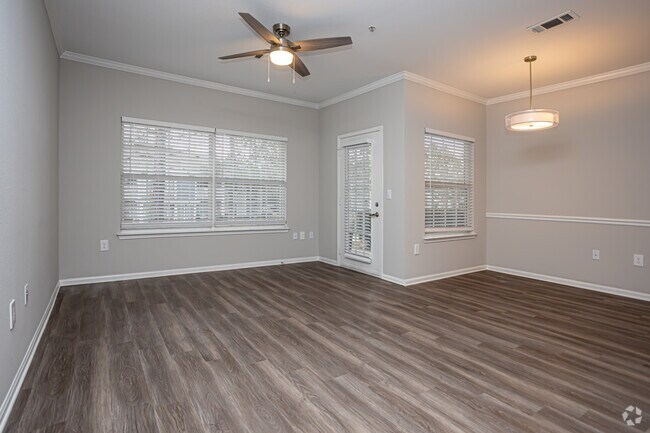 1HAB, 1BA - 785SF de la planta baja - 61Ninety West