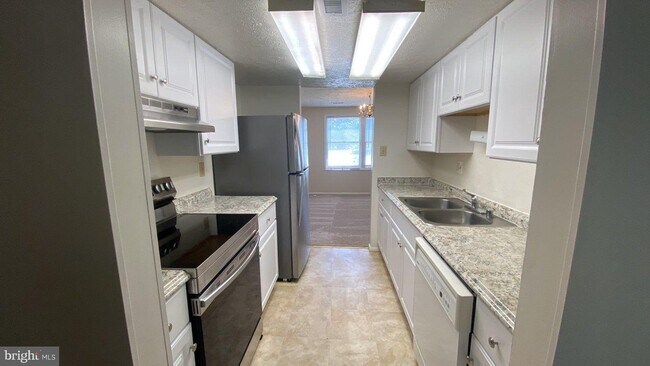 Building Photo - 6024 Cedar Wood Dr