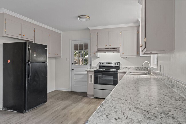 Building Photo - Welcome to the 3 Bed 2 Bath in Fayetteville