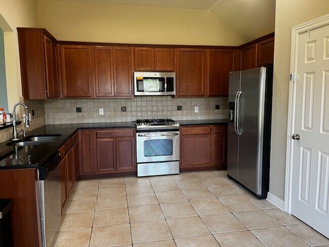 Building Photo - Legacy Home!
