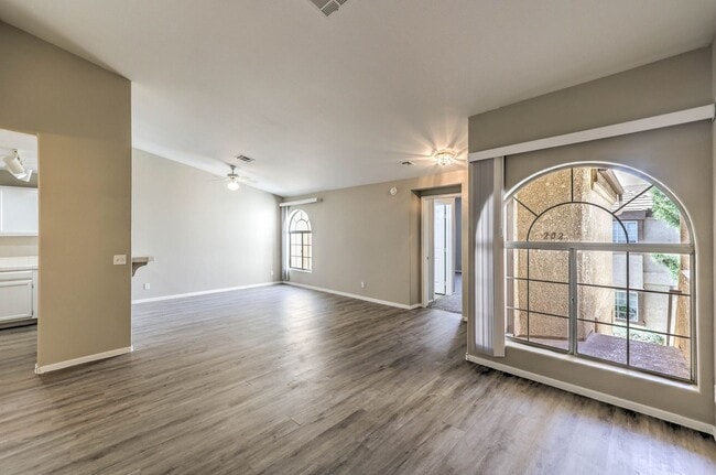 Building Photo - CONDO IN SUNHAMPTON!