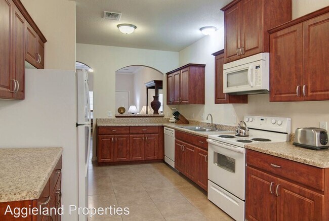 Building Photo - 3 br, 3 bath House - 4449 Reveille