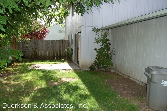 Foto del edificio - 692-694 NW Walnut Blvd