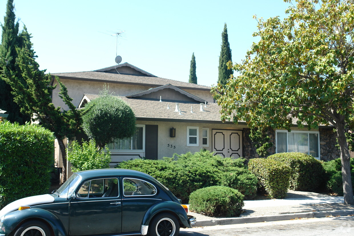vista a la calle - 535 Kiely Blvd