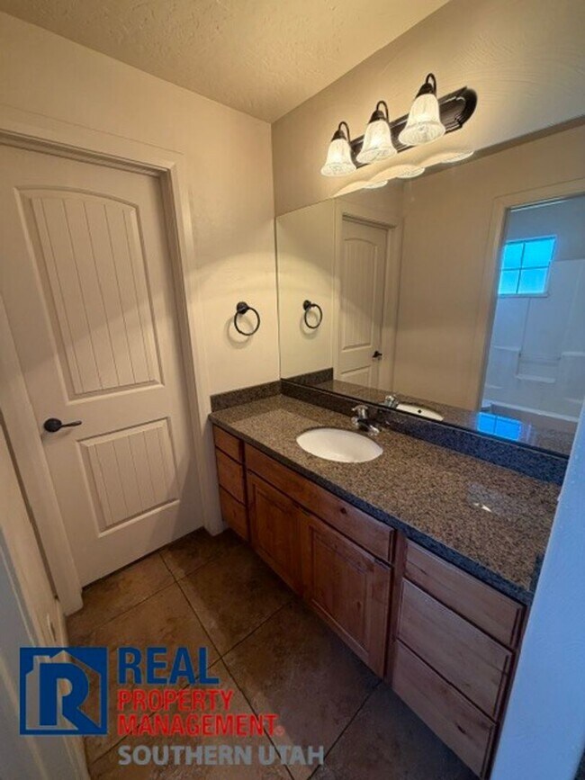 Building Photo - MILLCREEK SPRINGS TOWNHOME