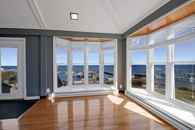 Persianas en todas las ventanas; grandes ventanas Anderson de doble acristalamiento de baja emisividad, herméticas y eficientes. - 1301 Rogers Rd