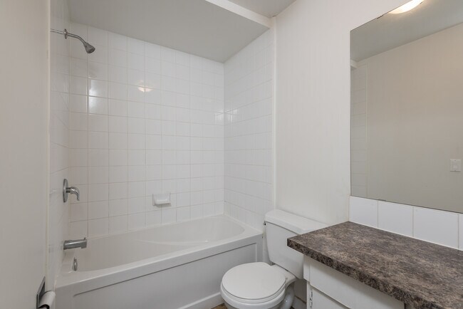 Building Photo - Teresa Haus