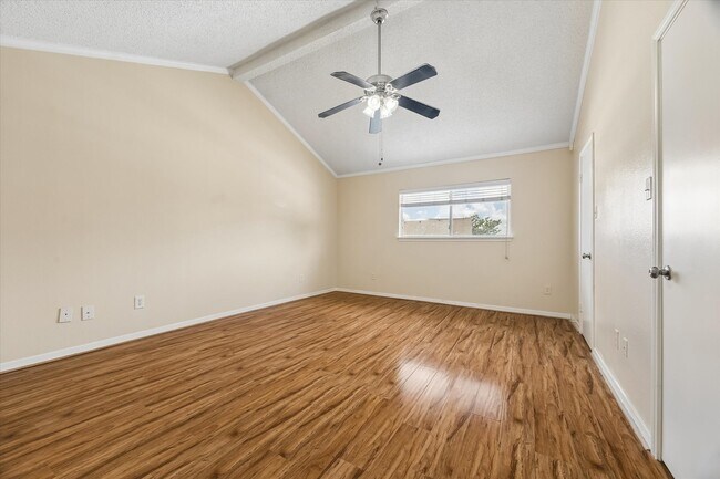 Building Photo - 1035 Fountain View Dr