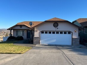 Building Photo - 797 SW Sunnyside Dr