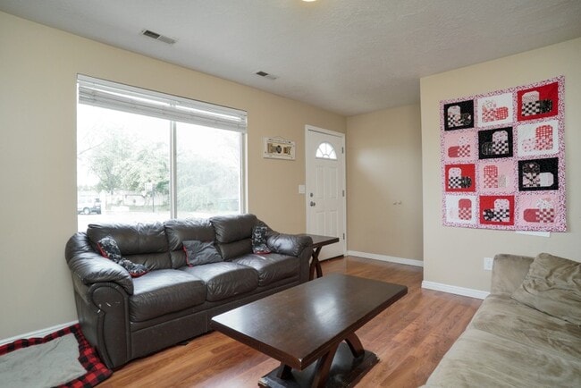 Building Photo - 672 E 950 S