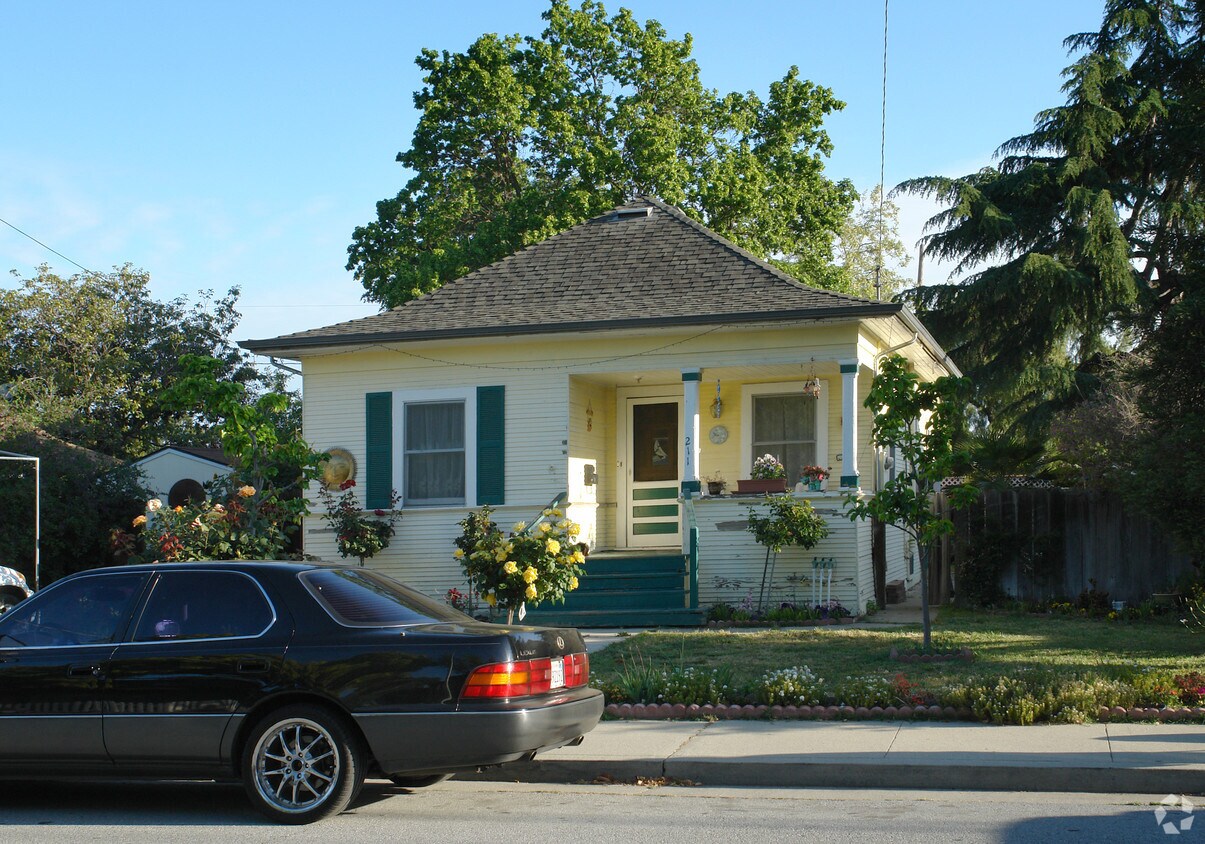 Building Photo - 211 Sunnyside Ave