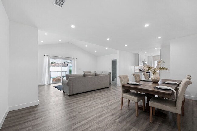 Building Photo - 18015 Collins St