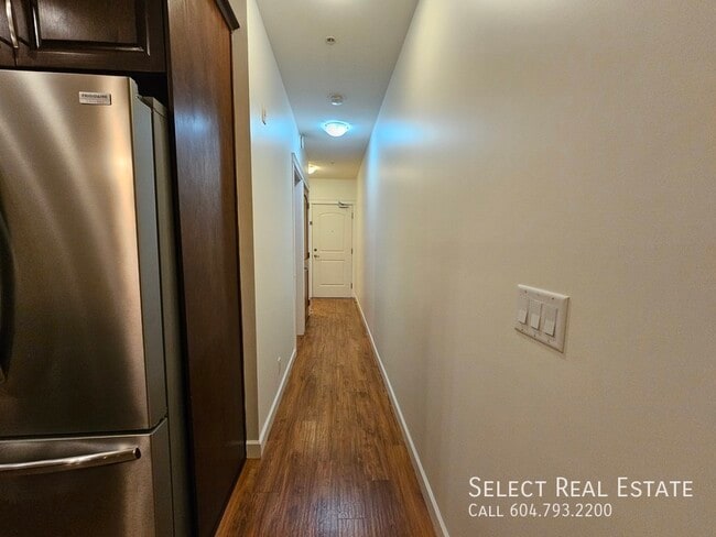 Photo du bâtiment - 8288-207A 207A St.