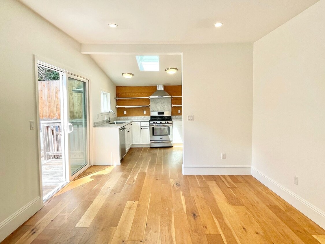 Primary Photo - Remodeled Off Street Cottage 2BR/1BA Priva...