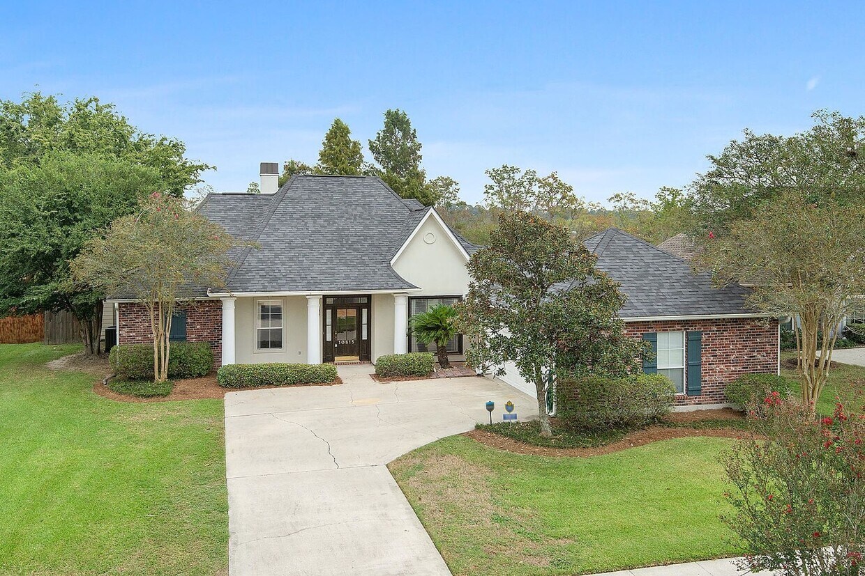 On the Lake! Large 3 Bedroom with huge fenced back yard - On the Lake! Large 3 Bedroom with huge fenced back yard