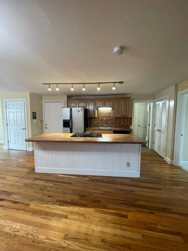 Foto del edificio - 323 E Water St