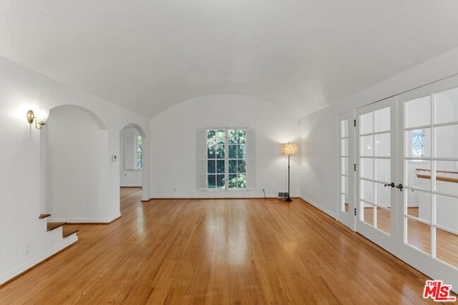 Building Photo - 3528 Fernwood Ave