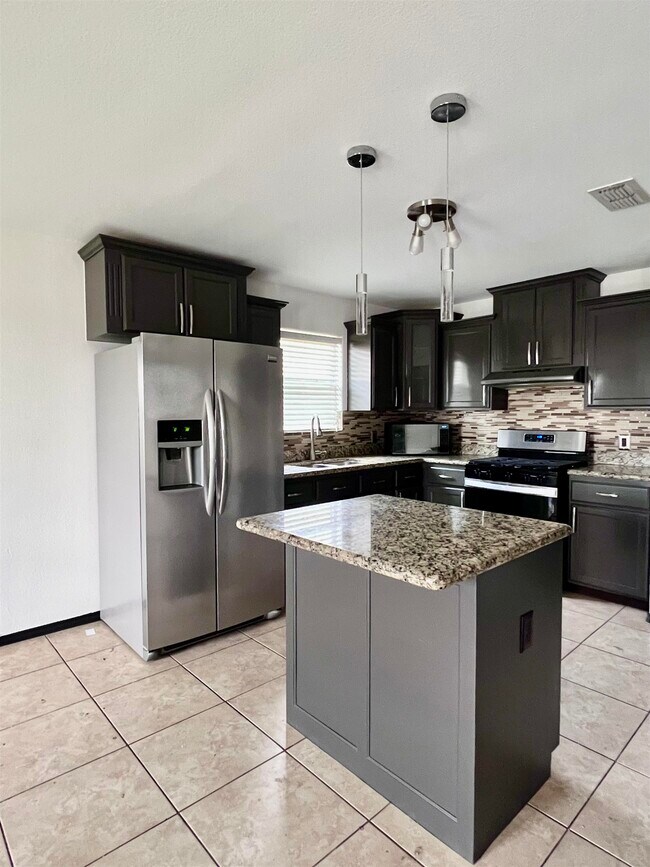Building Photo - 3906 Shahram Dr