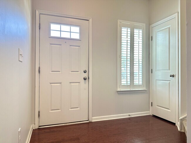 Foto del edificio - 2501 Silverthorn Dr
