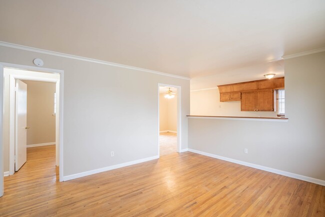 Building Photo - 3 bed/ 1 bath!