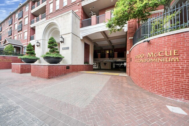 Foto del edificio - 2400 McCue Rd