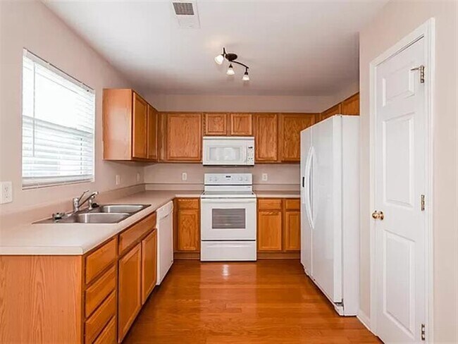 Building Photo - NICE HOME F8