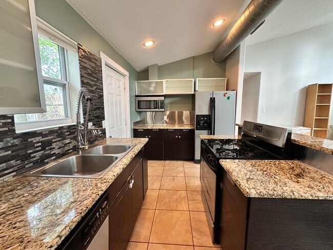 Foto del edificio - AVAILABLE NOW: 3 BD / 3 BA in North Campus