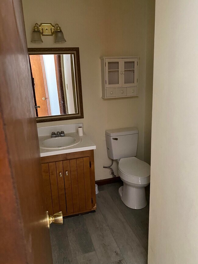 Medio baño ubicado en el piso principal - 114 Colonial Ct