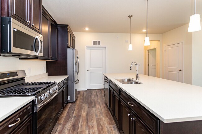 Foto del edificio - Luxury Condo Living with Mountain Views in the Heart of Briargate!!