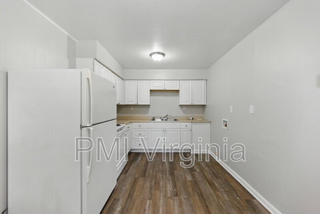 Building Photo - 2421 Courtney Ave