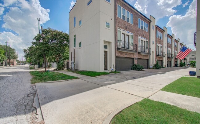 Building Photo - 5521 Larkin St