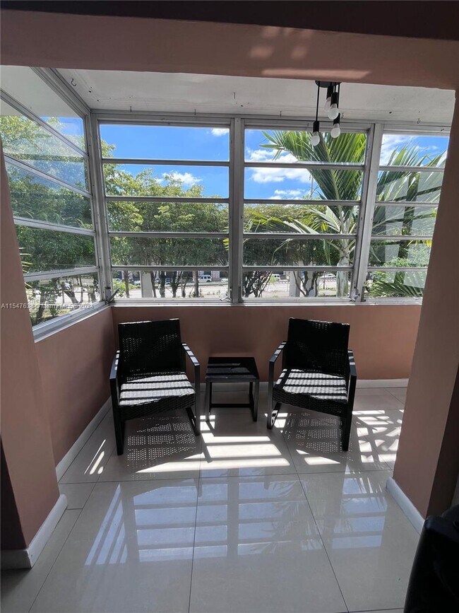 Foto del edificio - 2496 SW 17th Ave