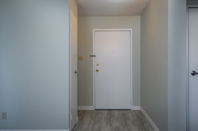 Photo du bâtiment - WHITEOAKS ONE BEDROOM APARTMENT FOR OCTOBE...