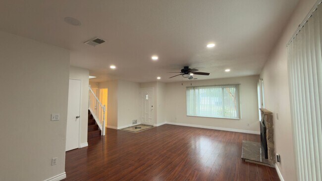 Building Photo - 4 Bedroom | 2.5 Bathroom | Single Family Home in Rosemont Available Now